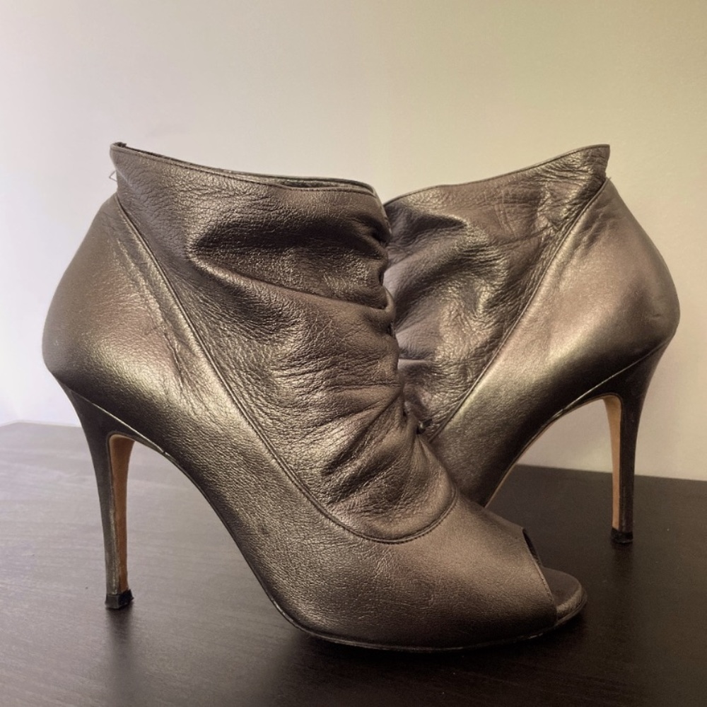 Manolo Blahnik gunmetal metallic grey silver leather open toe 37.5, 7 booties